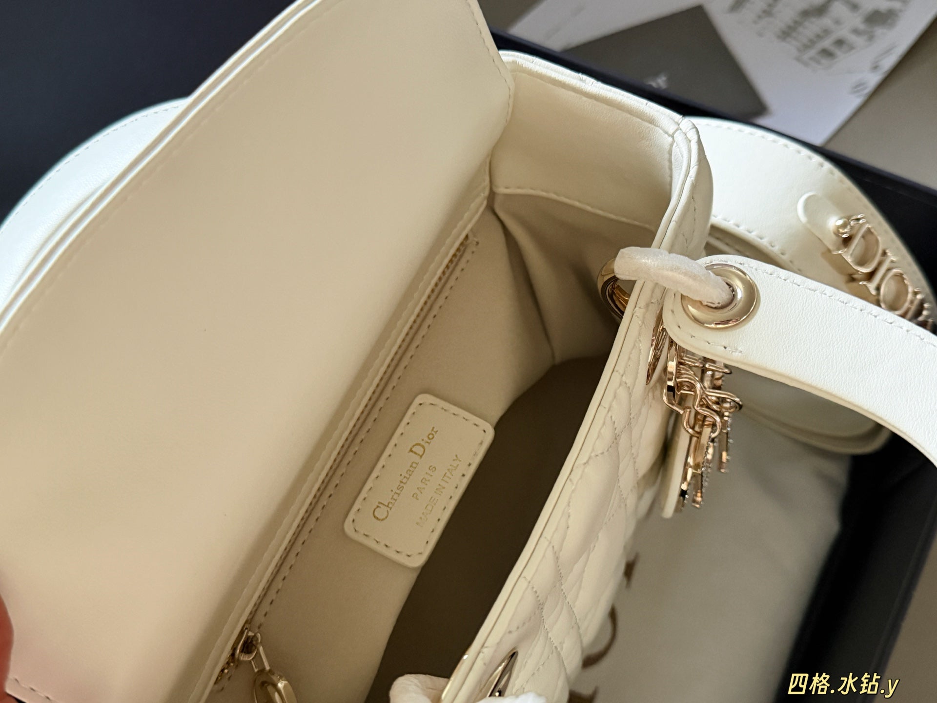 Luxury and Contemporary-Luxury Handbags Crafted Exclusively for Elegant Ladies-7