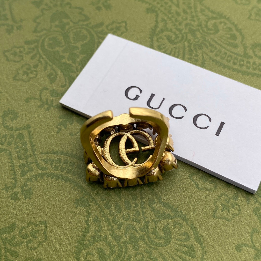 Ring with crystals
