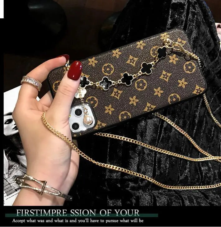 Retro flower diagonal back chain phone case