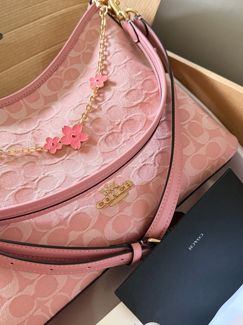 Luxury and Contemporary-Luxury Handbags Crafted Exclusively for Elegant Ladies-6
