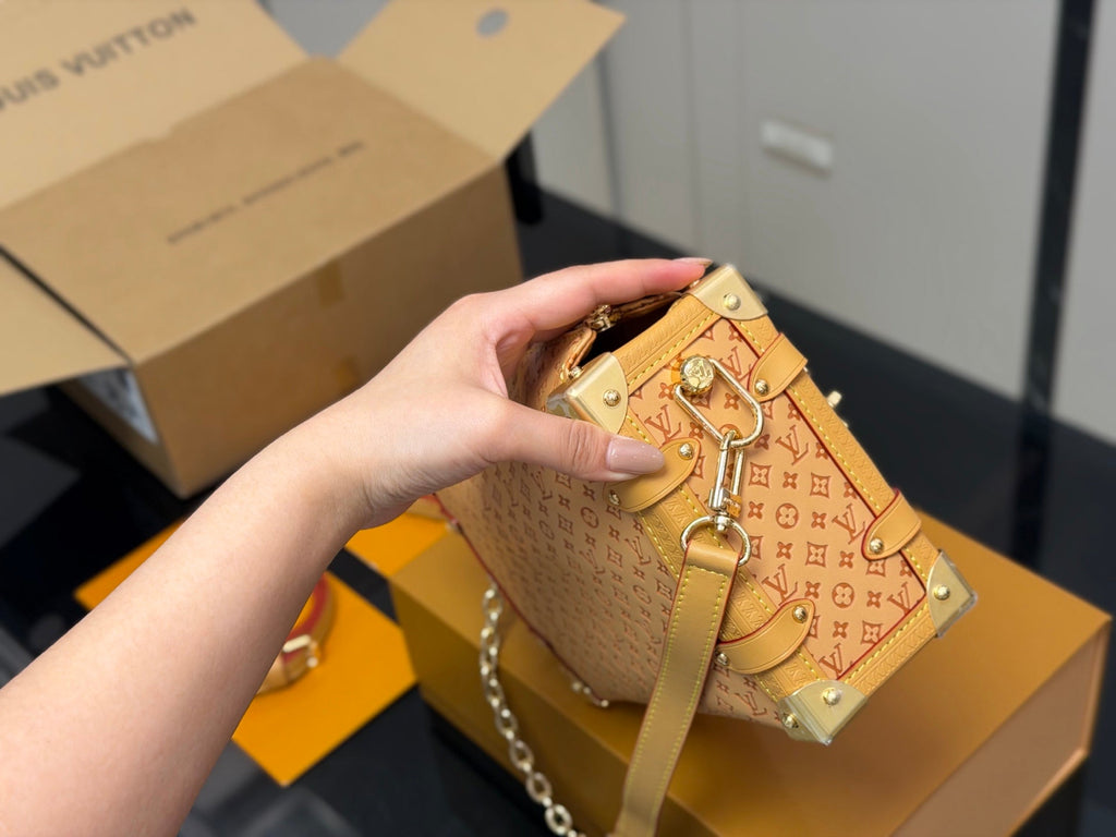 High-End Women's Fashion Handbags-25