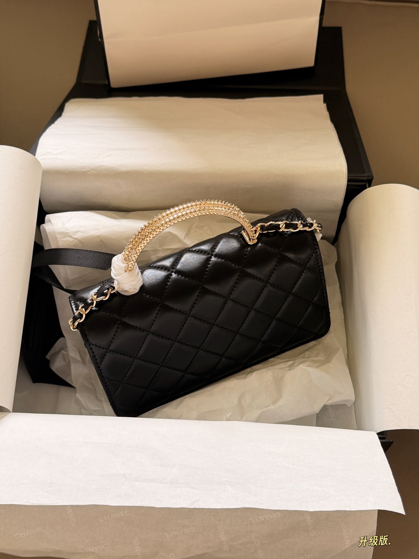 Luxury and Contemporary-Luxury Handbags Crafted Exclusively for Elegant Ladies-9