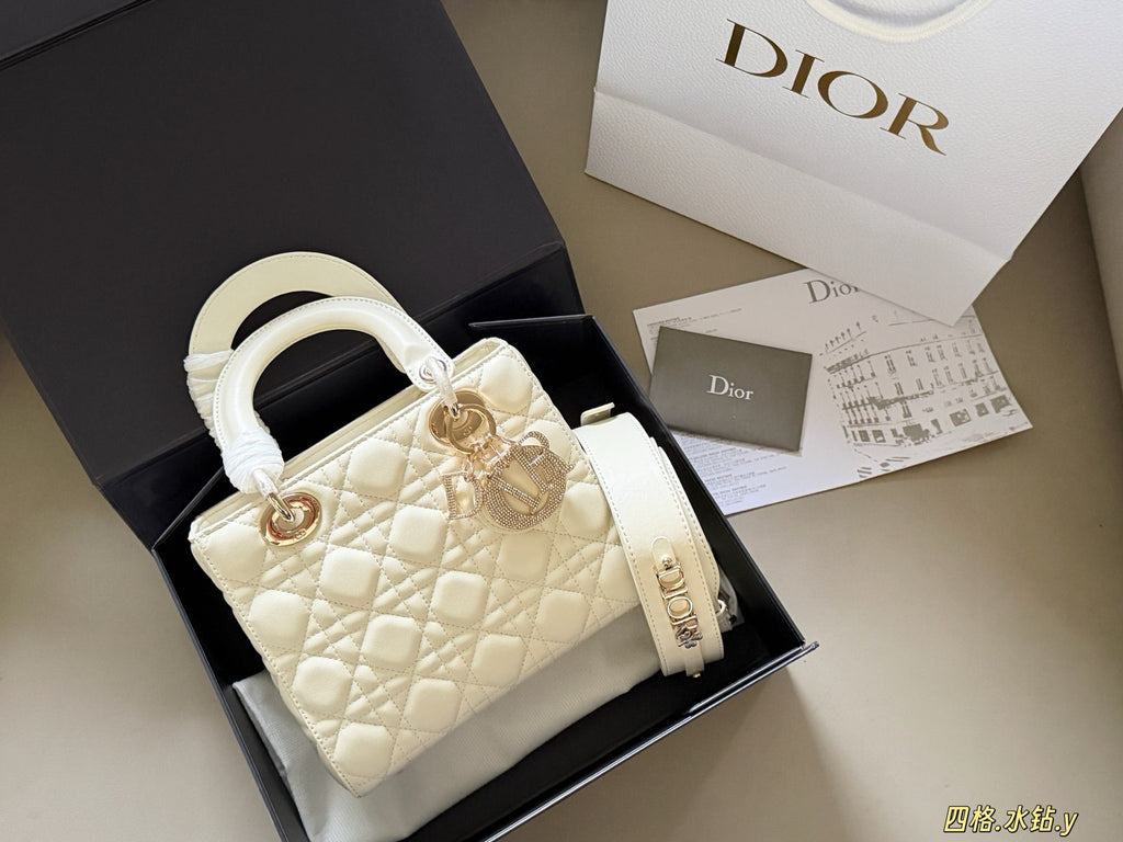 Luxury and Contemporary-Luxury Handbags Crafted Exclusively for Elegant Ladies-7