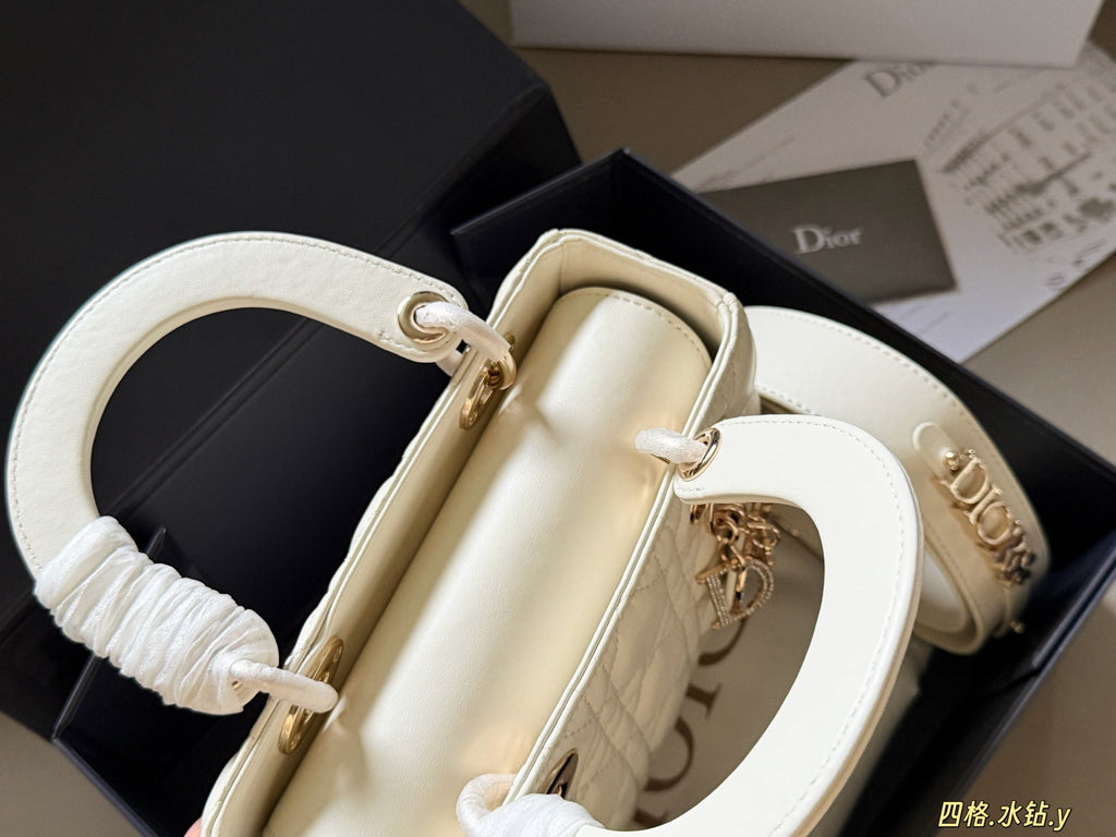 Luxury and Contemporary-Luxury Handbags Crafted Exclusively for Elegant Ladies-7