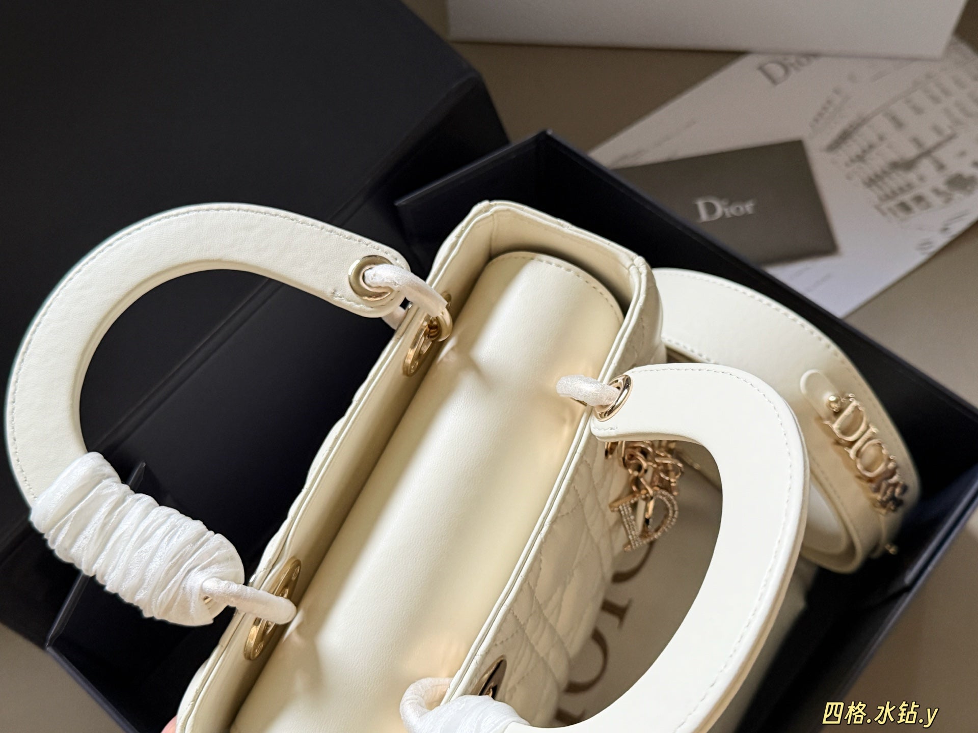 Luxury and Contemporary-Luxury Handbags Crafted Exclusively for Elegant Ladies-7