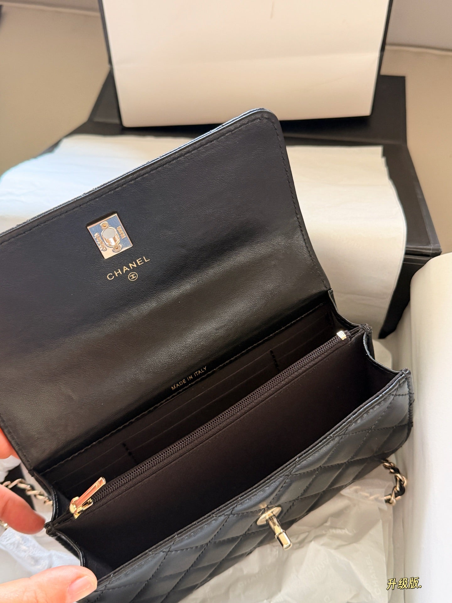 Luxury and Contemporary-Luxury Handbags Crafted Exclusively for Elegant Ladies-9