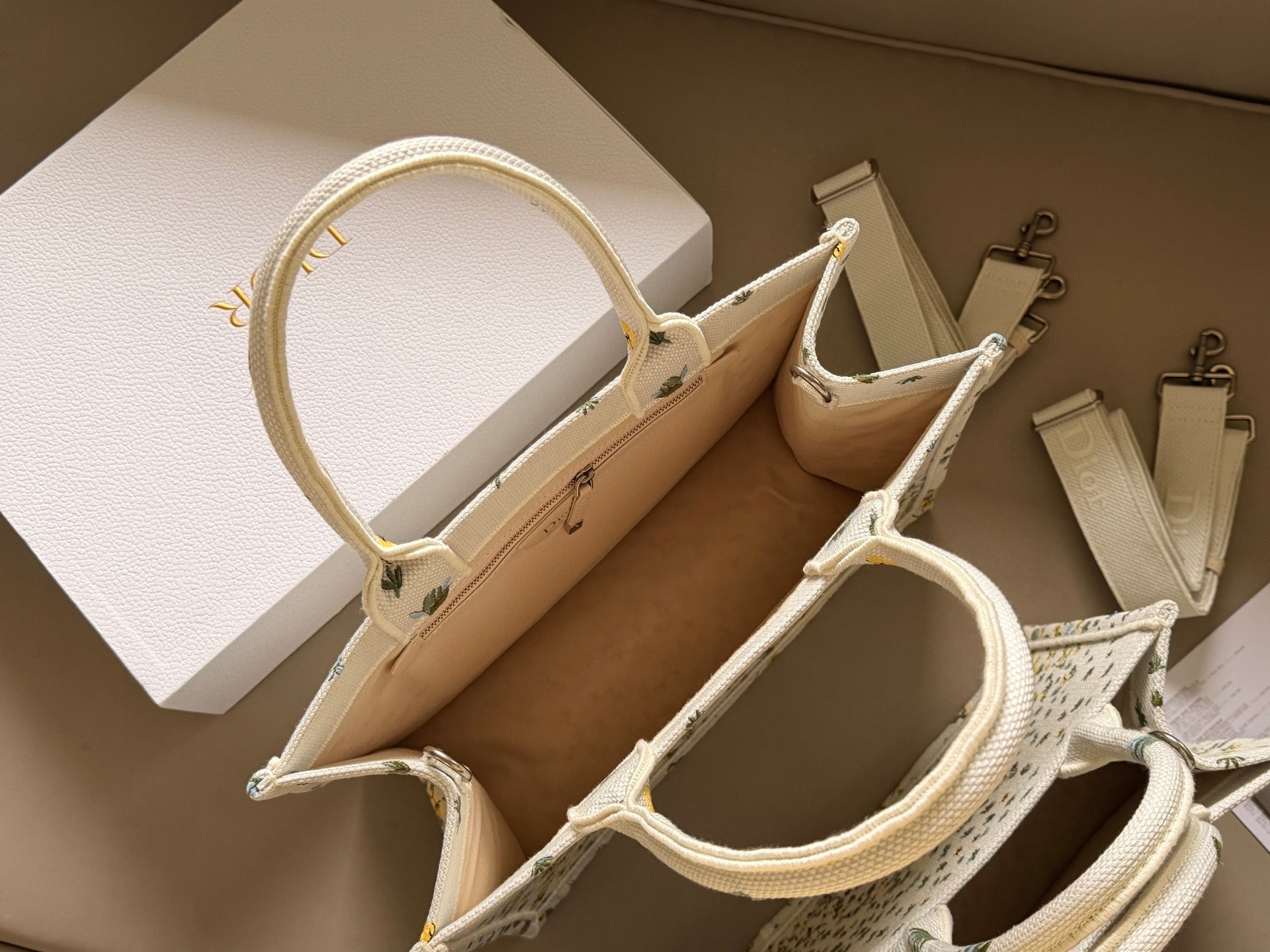 Luxury and Contemporary-Luxury Handbags Crafted Exclusively for Elegant Ladies-5