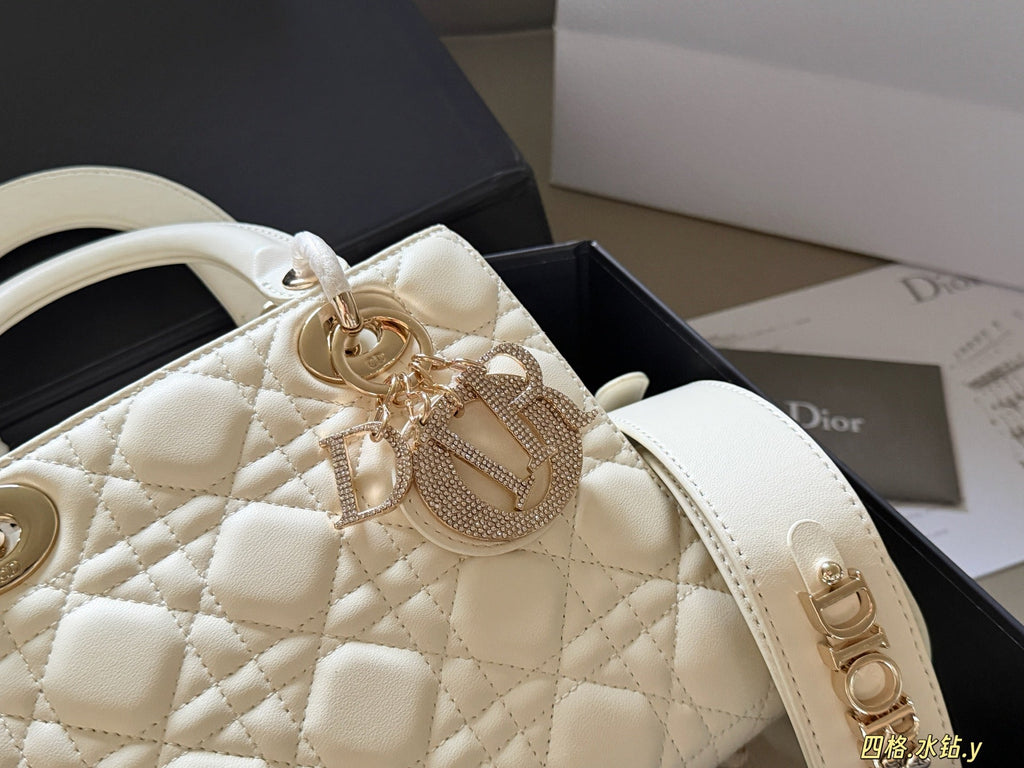 Luxury and Contemporary-Luxury Handbags Crafted Exclusively for Elegant Ladies-7