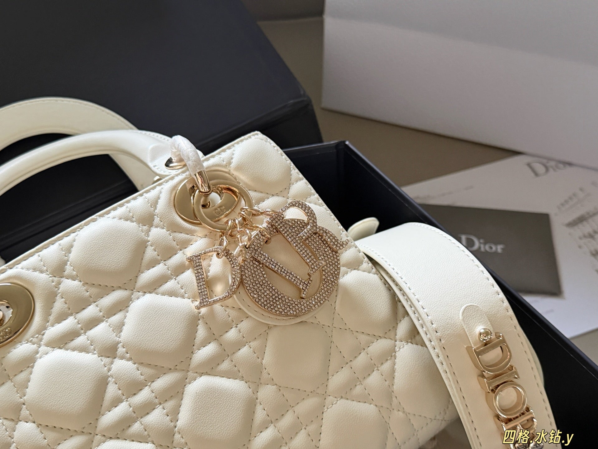 Luxury and Contemporary-Luxury Handbags Crafted Exclusively for Elegant Ladies-7