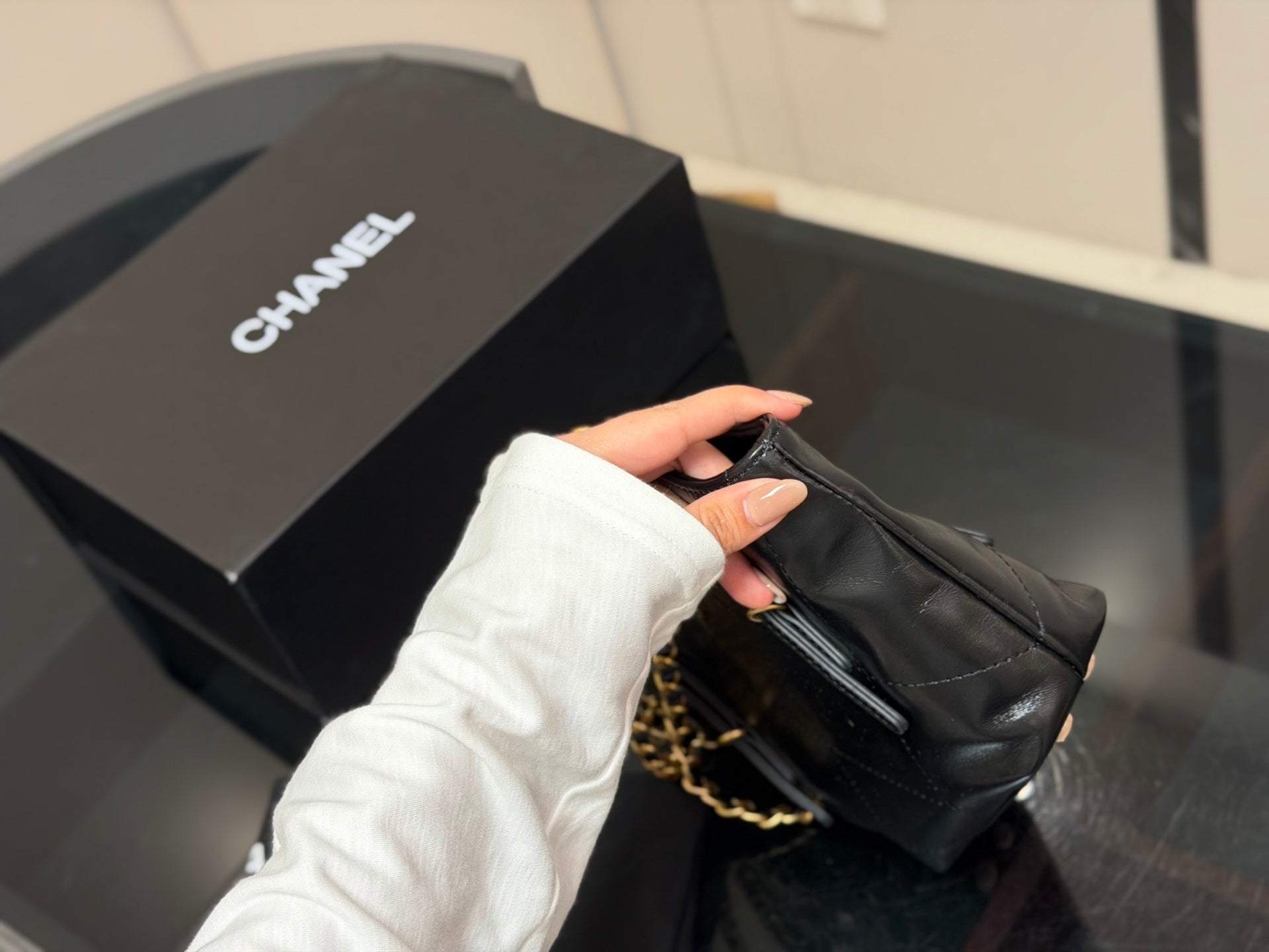 Luxury and Contemporary-Luxury Handbags Crafted Exclusively for Elegant Ladies-3