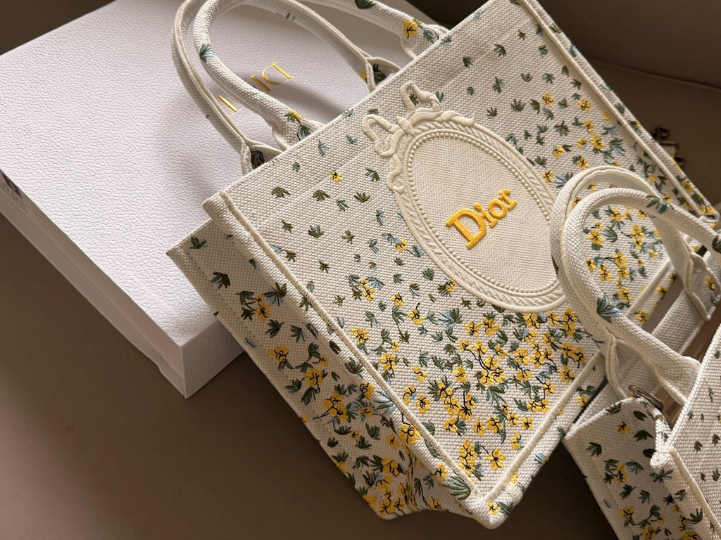 Luxury and Contemporary-Luxury Handbags Crafted Exclusively for Elegant Ladies-5