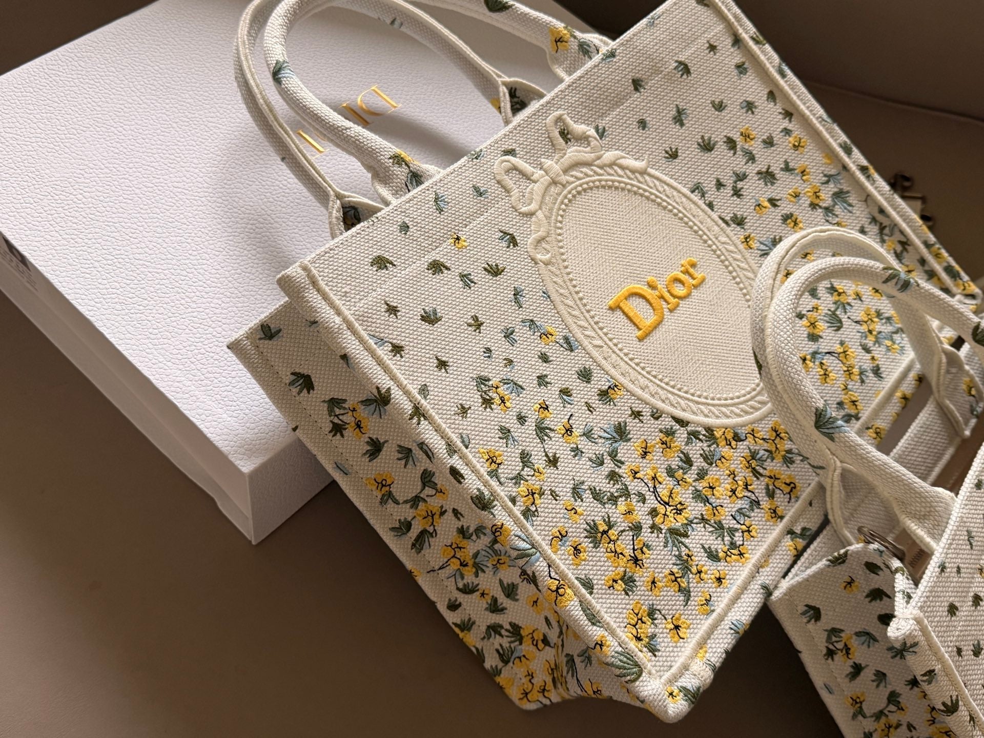 Luxury and Contemporary-Luxury Handbags Crafted Exclusively for Elegant Ladies-5