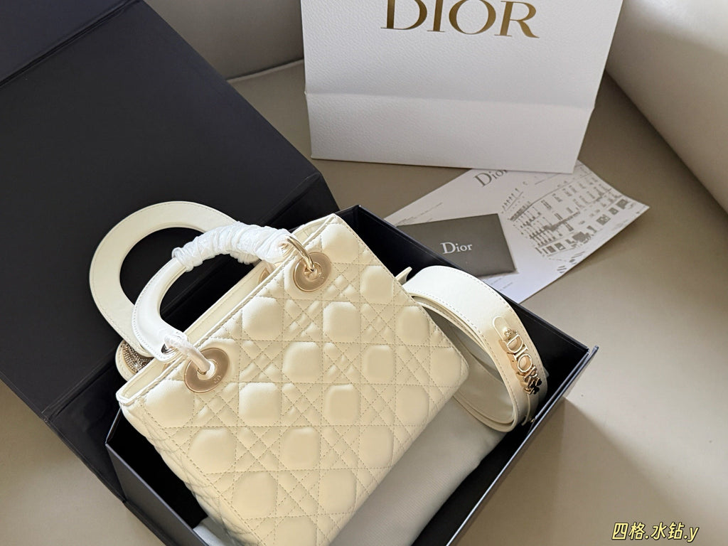 Luxury and Contemporary-Luxury Handbags Crafted Exclusively for Elegant Ladies-7