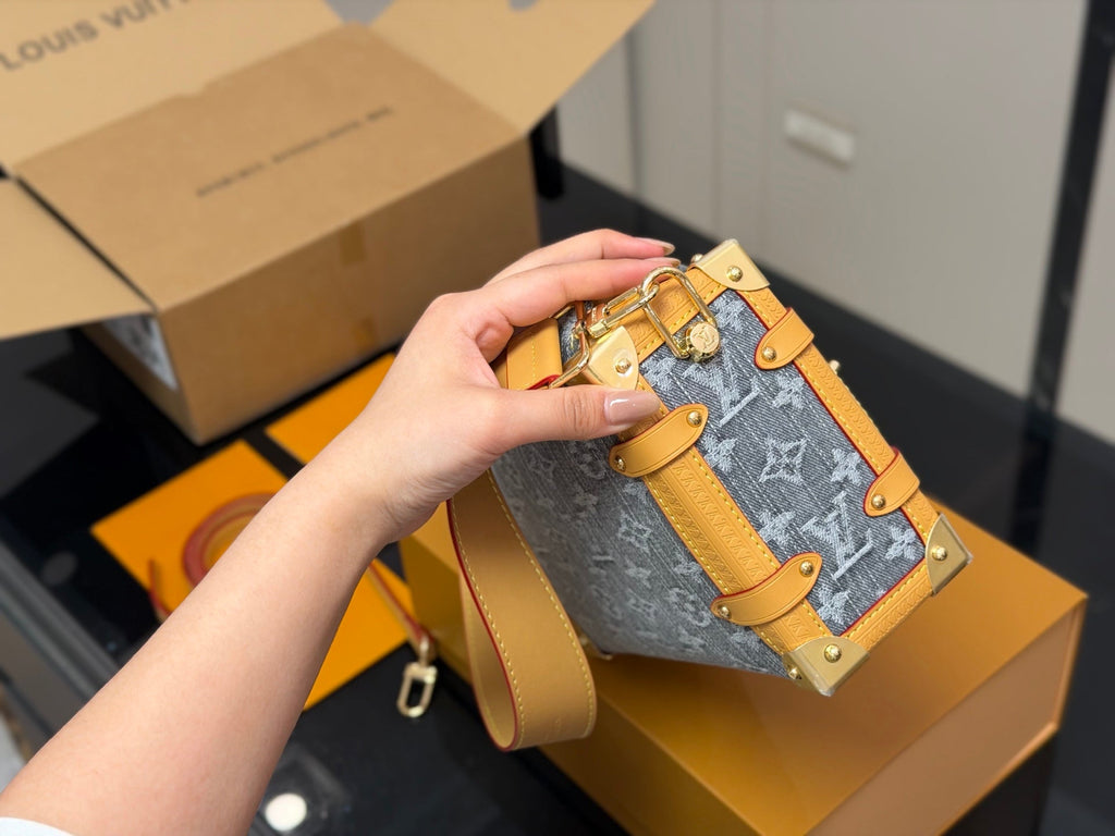 High-End Women's Fashion Handbags-25