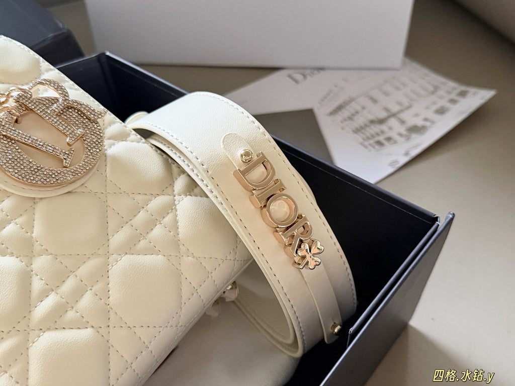 Luxury and Contemporary-Luxury Handbags Crafted Exclusively for Elegant Ladies-7