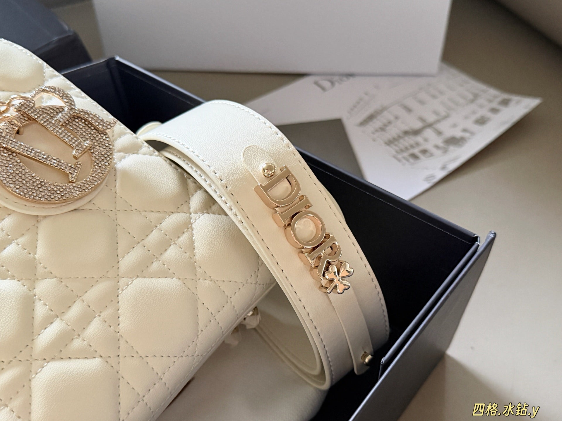 Luxury and Contemporary-Luxury Handbags Crafted Exclusively for Elegant Ladies-7