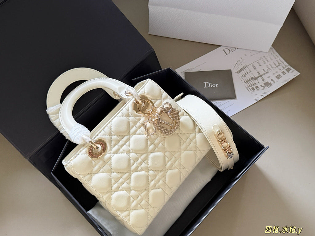 Luxury and Contemporary-Luxury Handbags Crafted Exclusively for Elegant Ladies-7