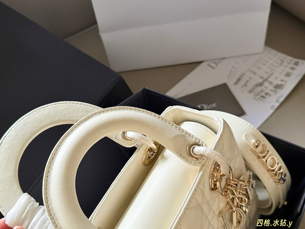 Luxury and Contemporary-Luxury Handbags Crafted Exclusively for Elegant Ladies-7