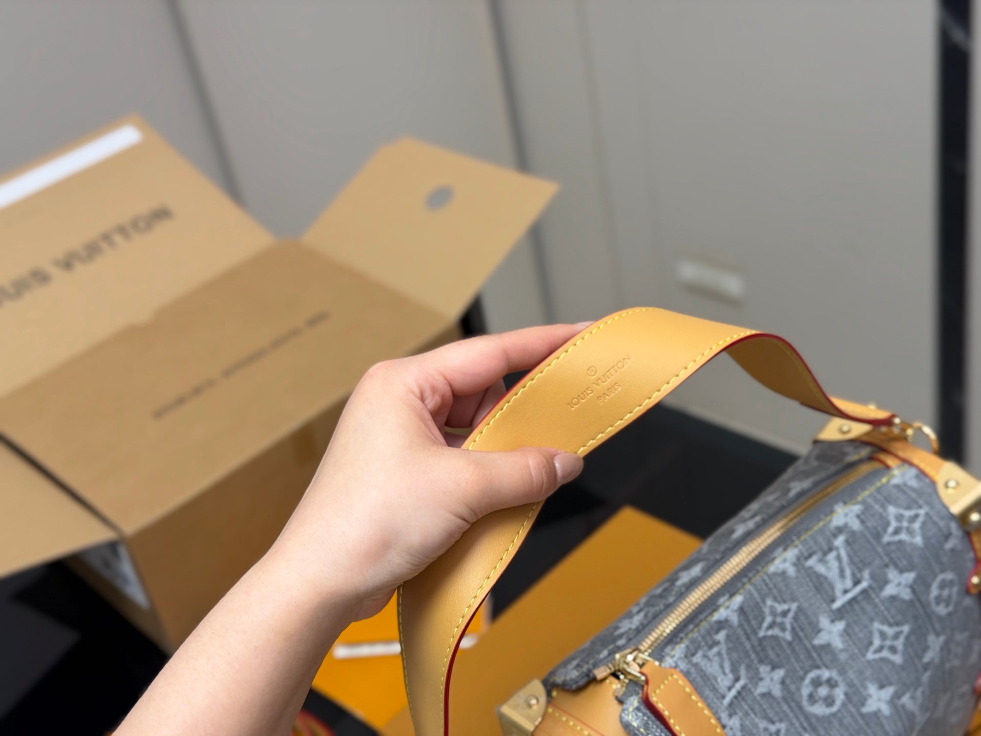 High-End Women's Fashion Handbags-25