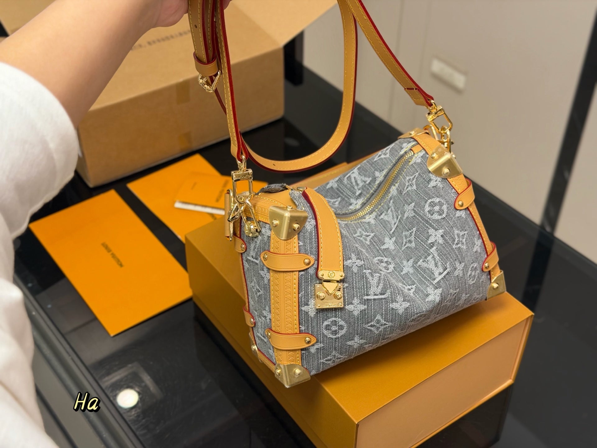 High-End Women's Fashion Handbags-25