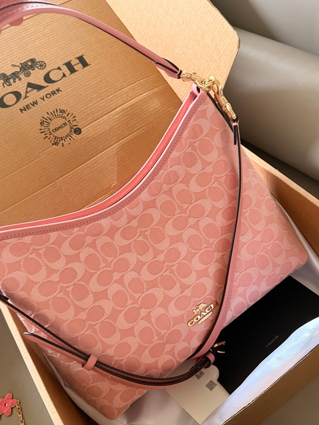 Luxury and Contemporary-Luxury Handbags Crafted Exclusively for Elegant Ladies-6