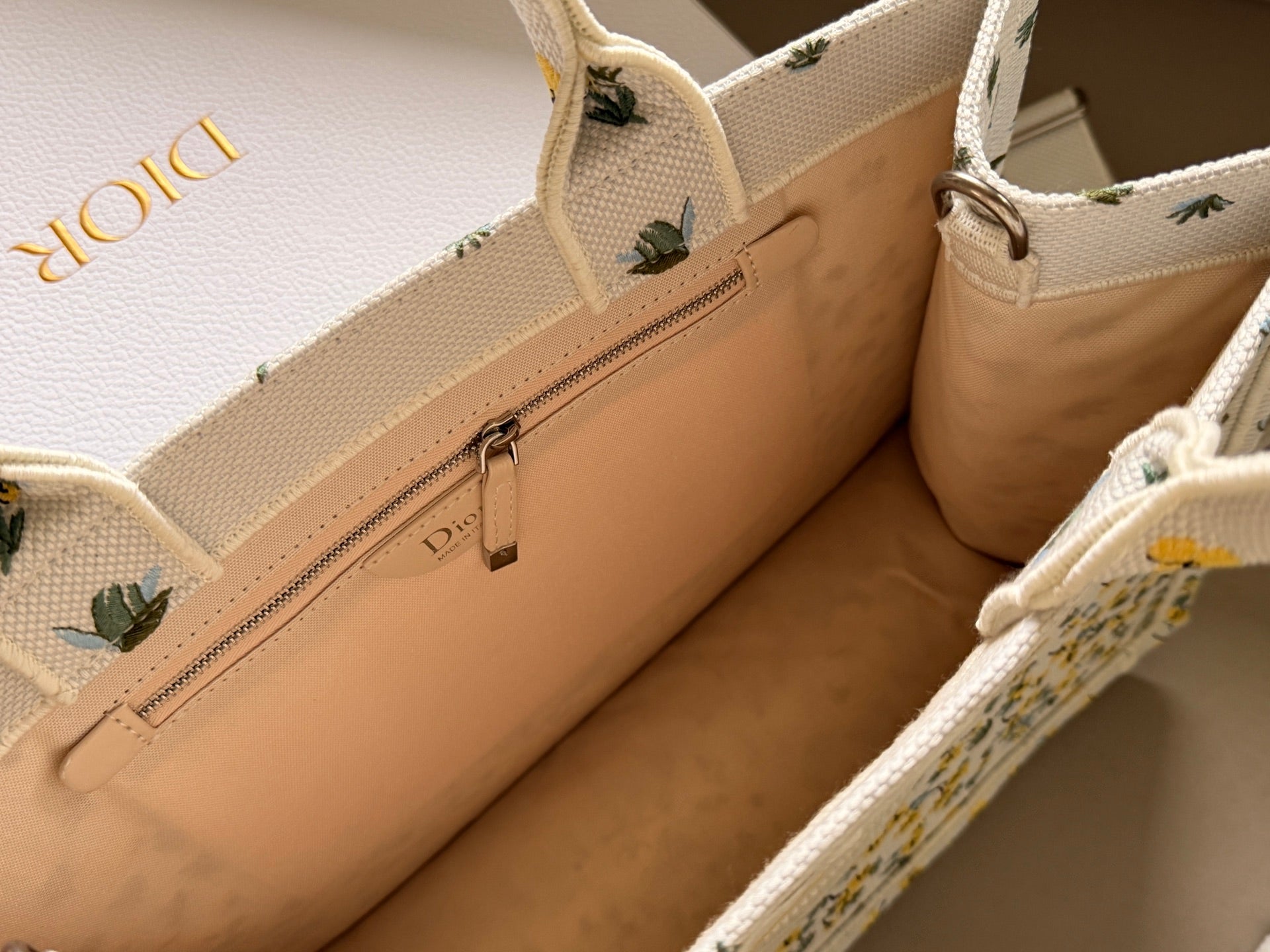Luxury and Contemporary-Luxury Handbags Crafted Exclusively for Elegant Ladies-5
