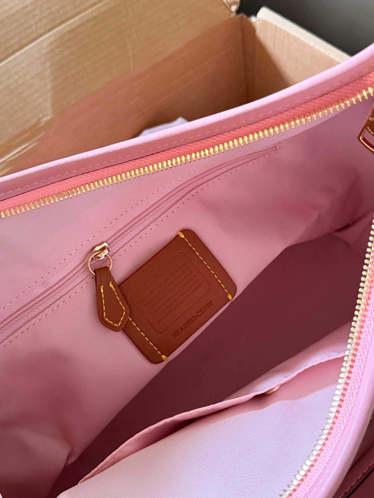 Luxury and Contemporary-Luxury Handbags Crafted Exclusively for Elegant Ladies-6
