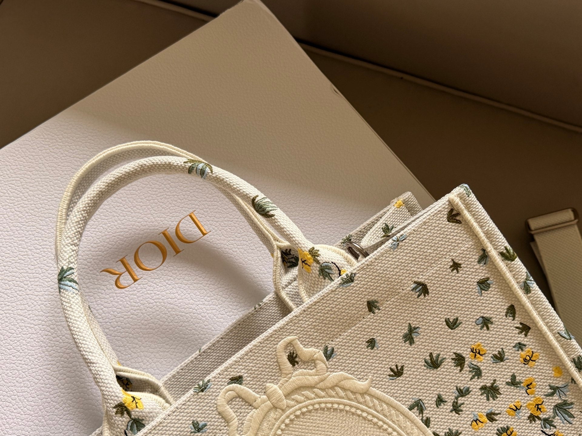 Luxury and Contemporary-Luxury Handbags Crafted Exclusively for Elegant Ladies-5