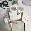 D lady white