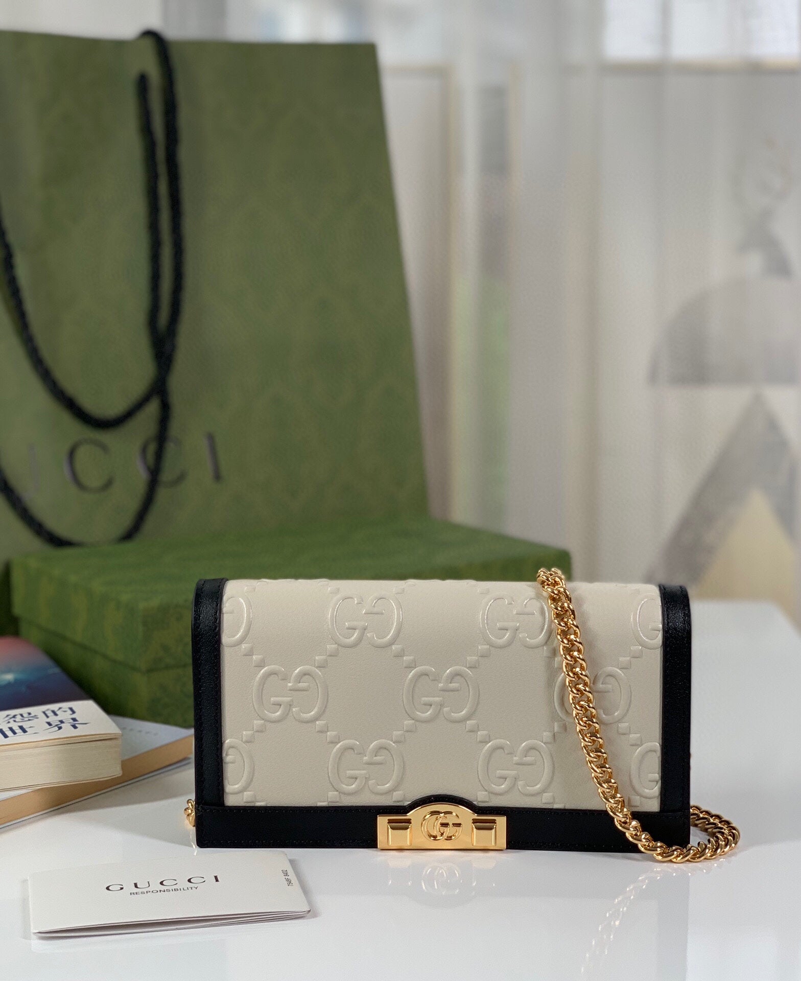 G u c c i white new W19 H10 D4cm