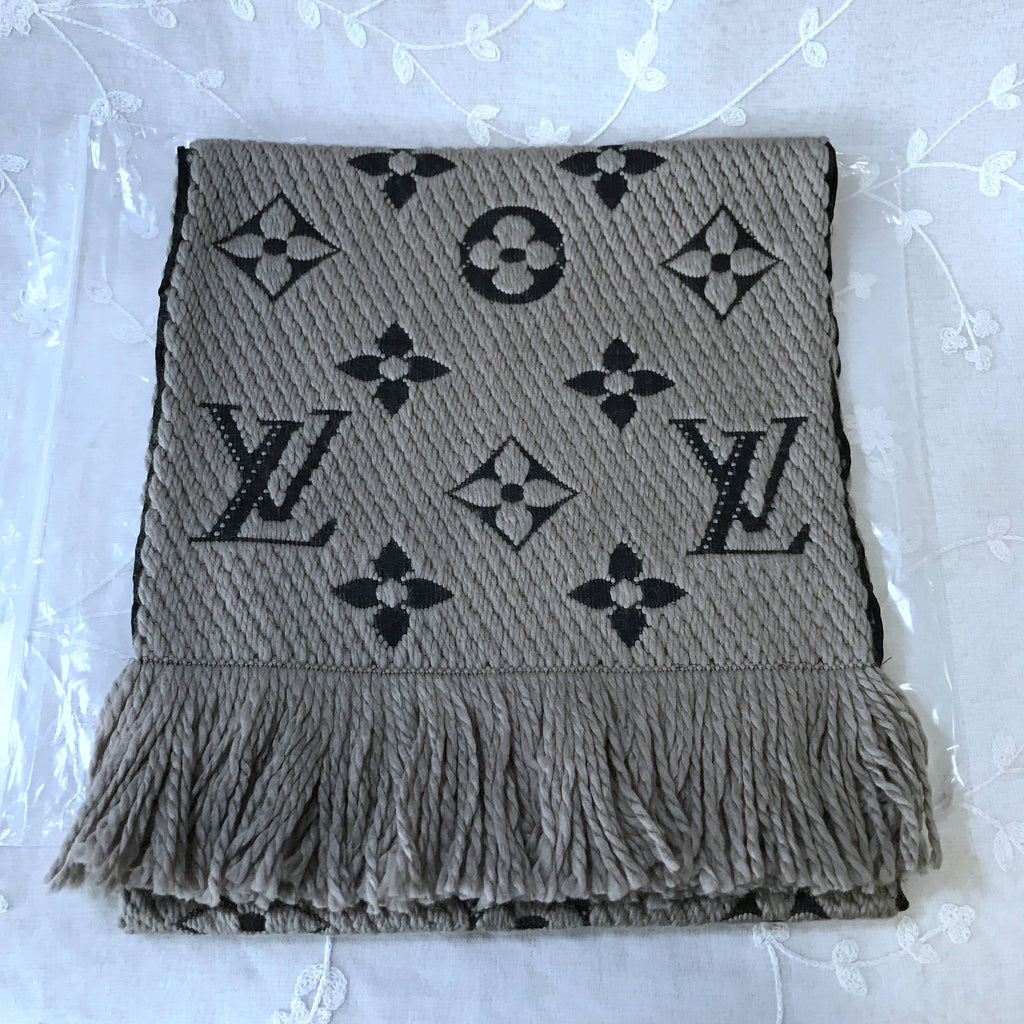 handbag gray scarf