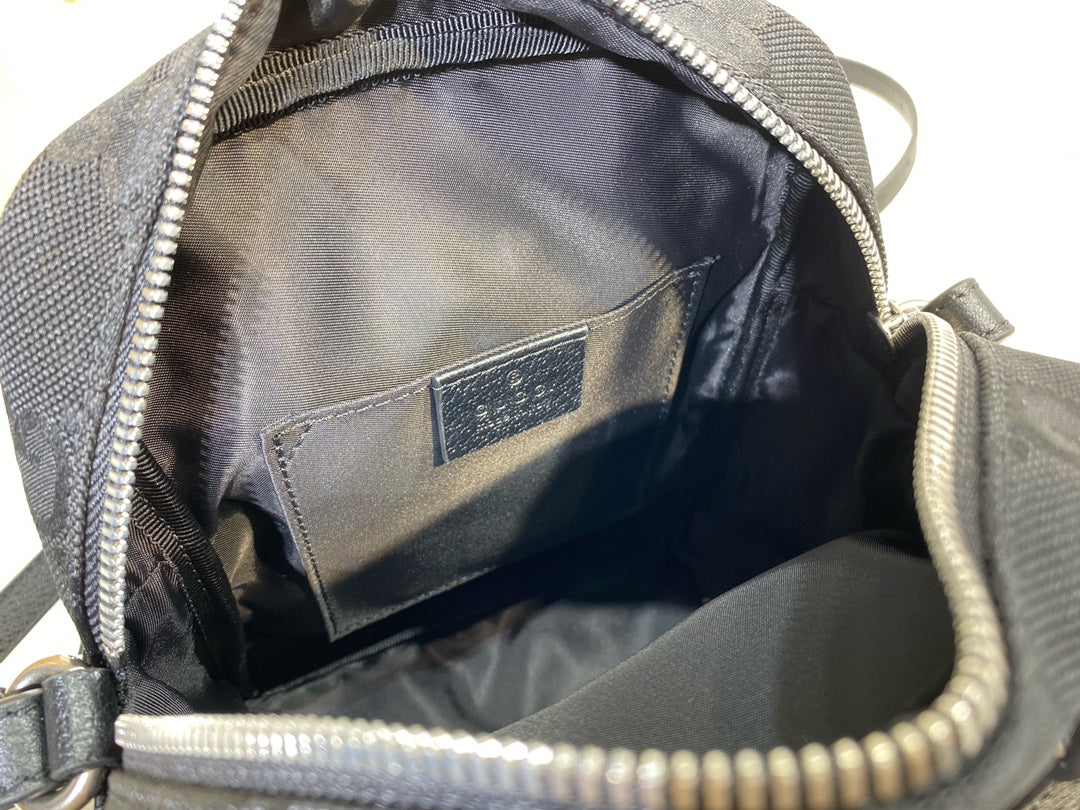 G u c c i backpack 16*22*8.5cm