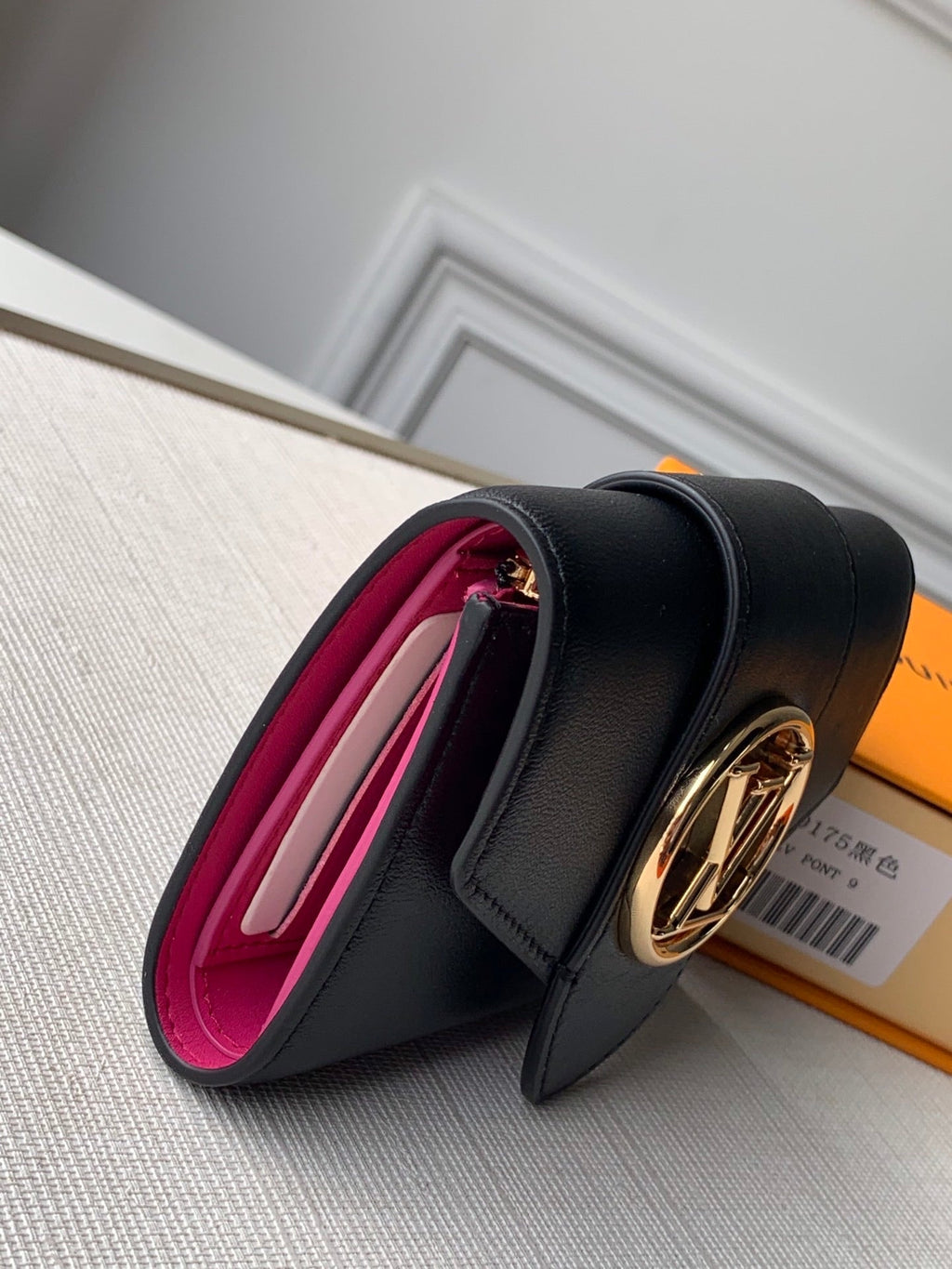 handbag with circle