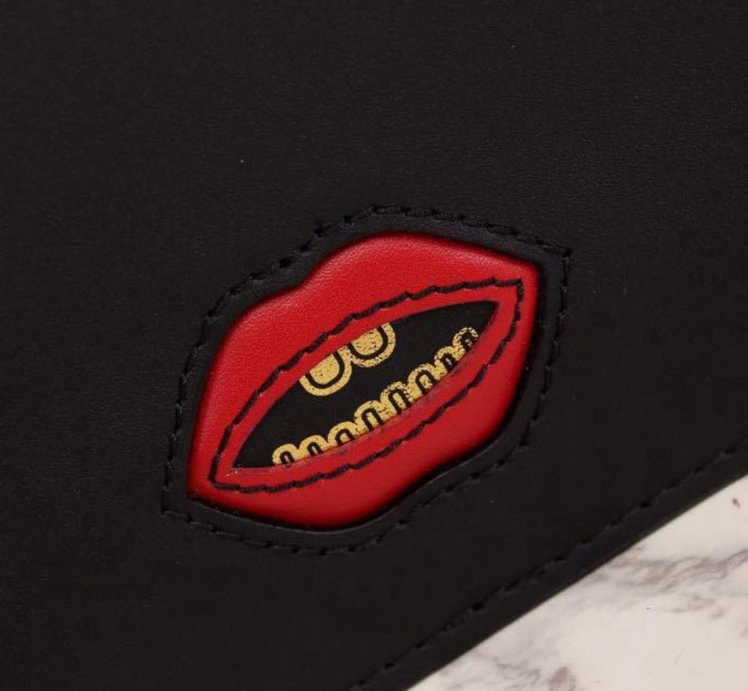 G ucci kiss