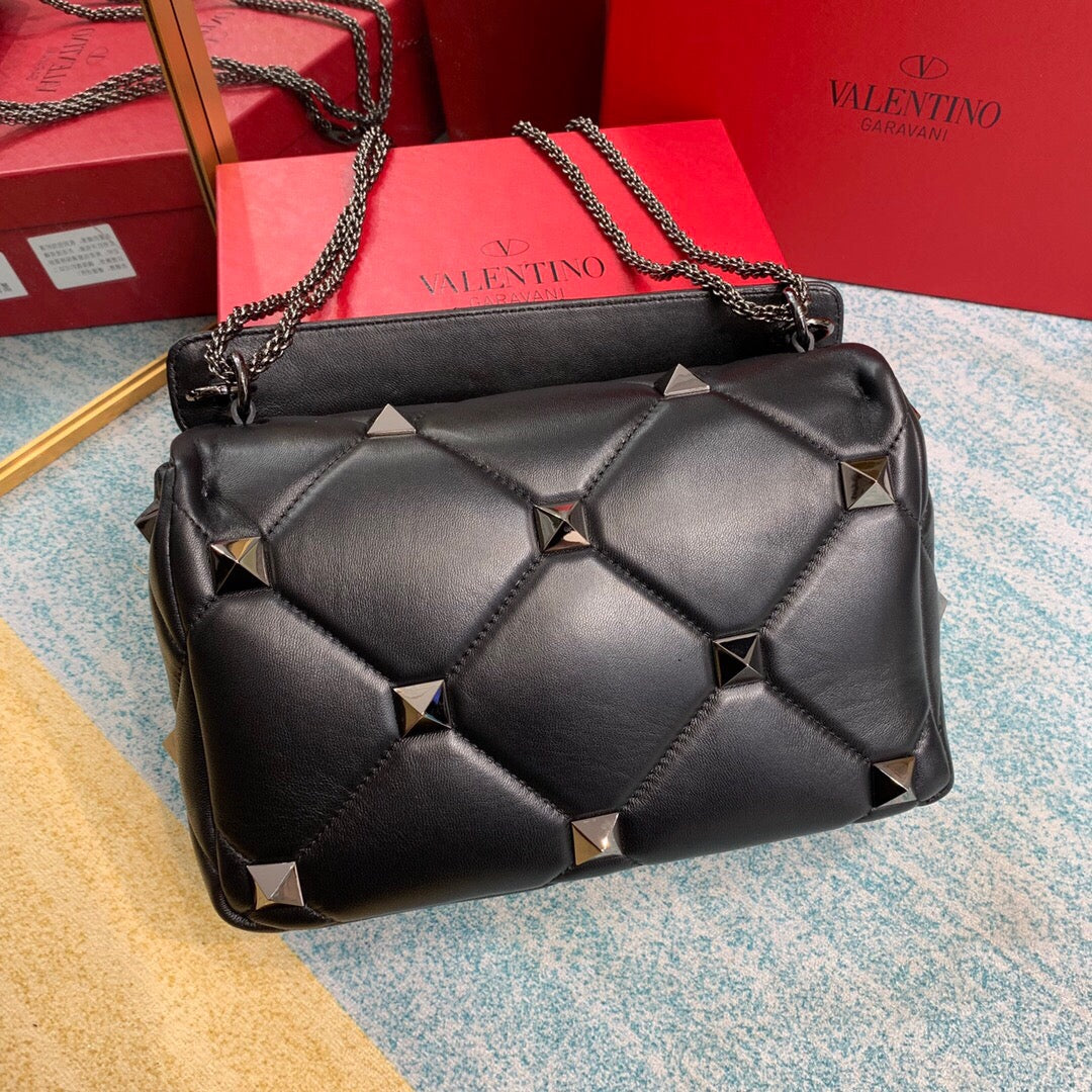 V Garavani Roman Stud black 28x20x12cm