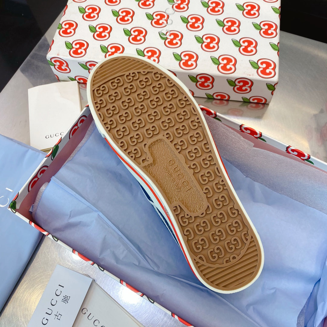 G u c c I slip ons