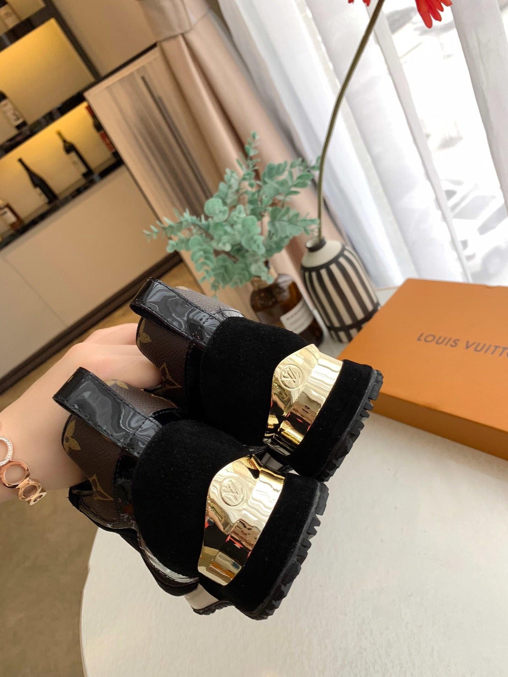Lv black/gold