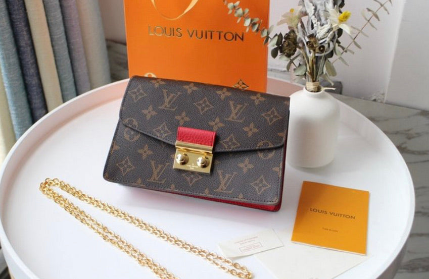 classic style chain handbag