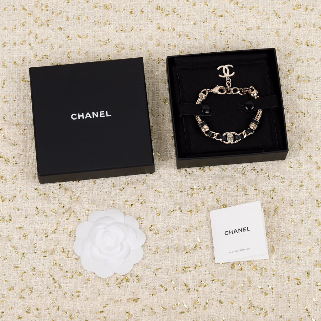 C h a n e l set