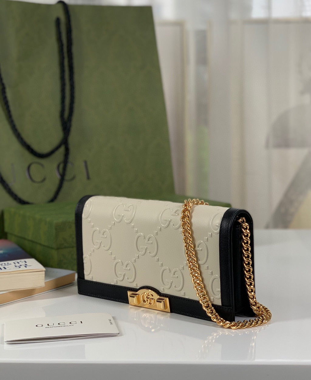 G u c c i white new W19 H10 D4cm