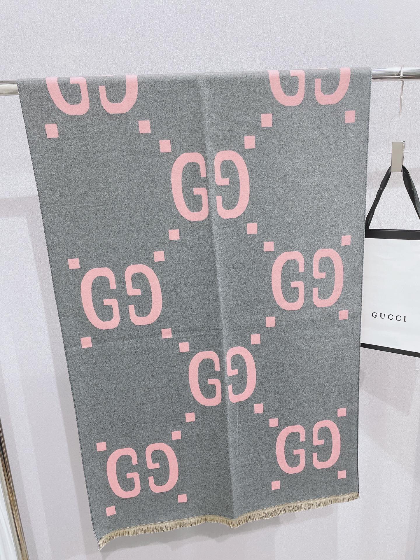 G u c c i scarf