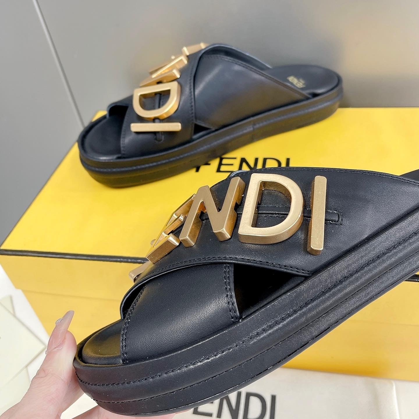 F e n d I slides