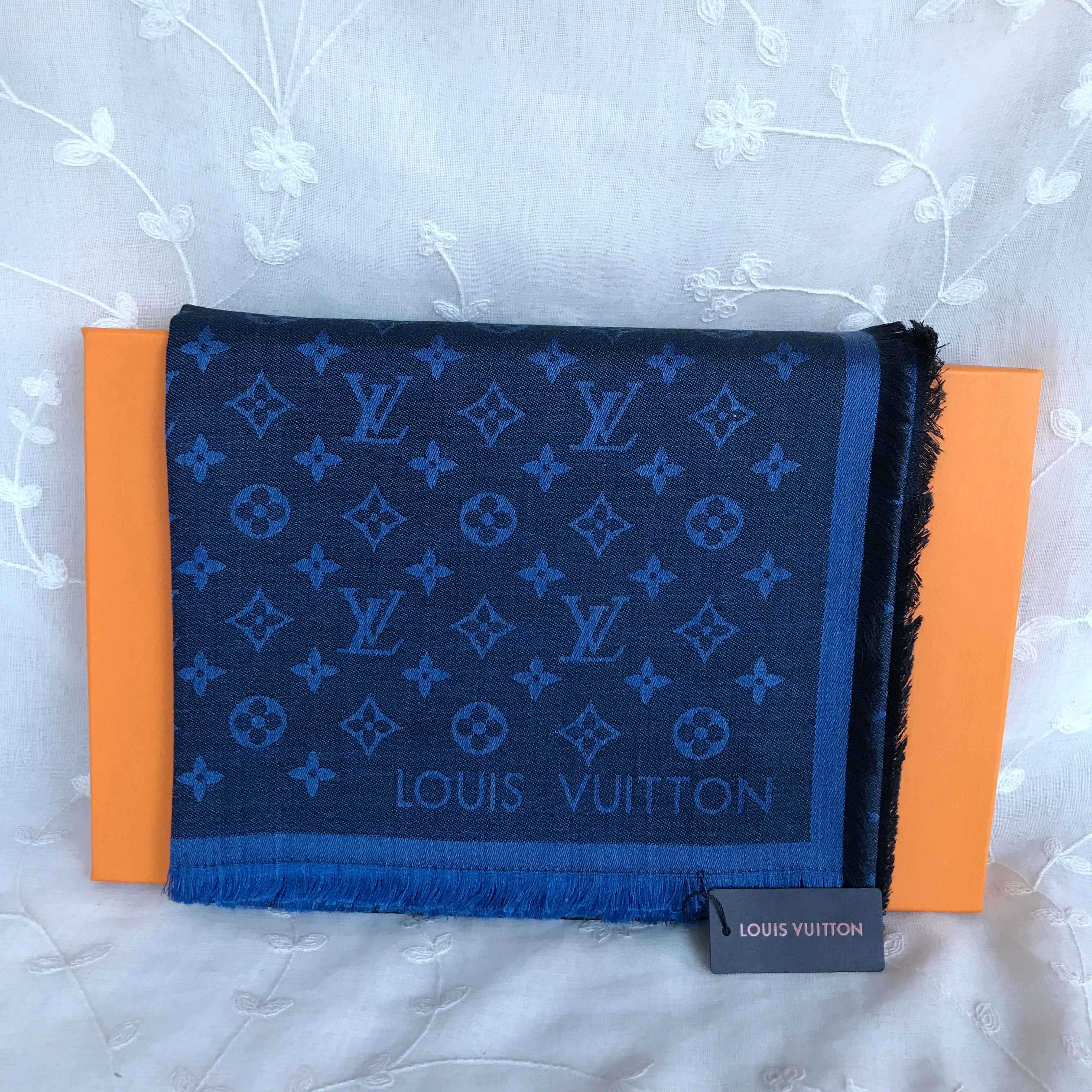 blue scarf