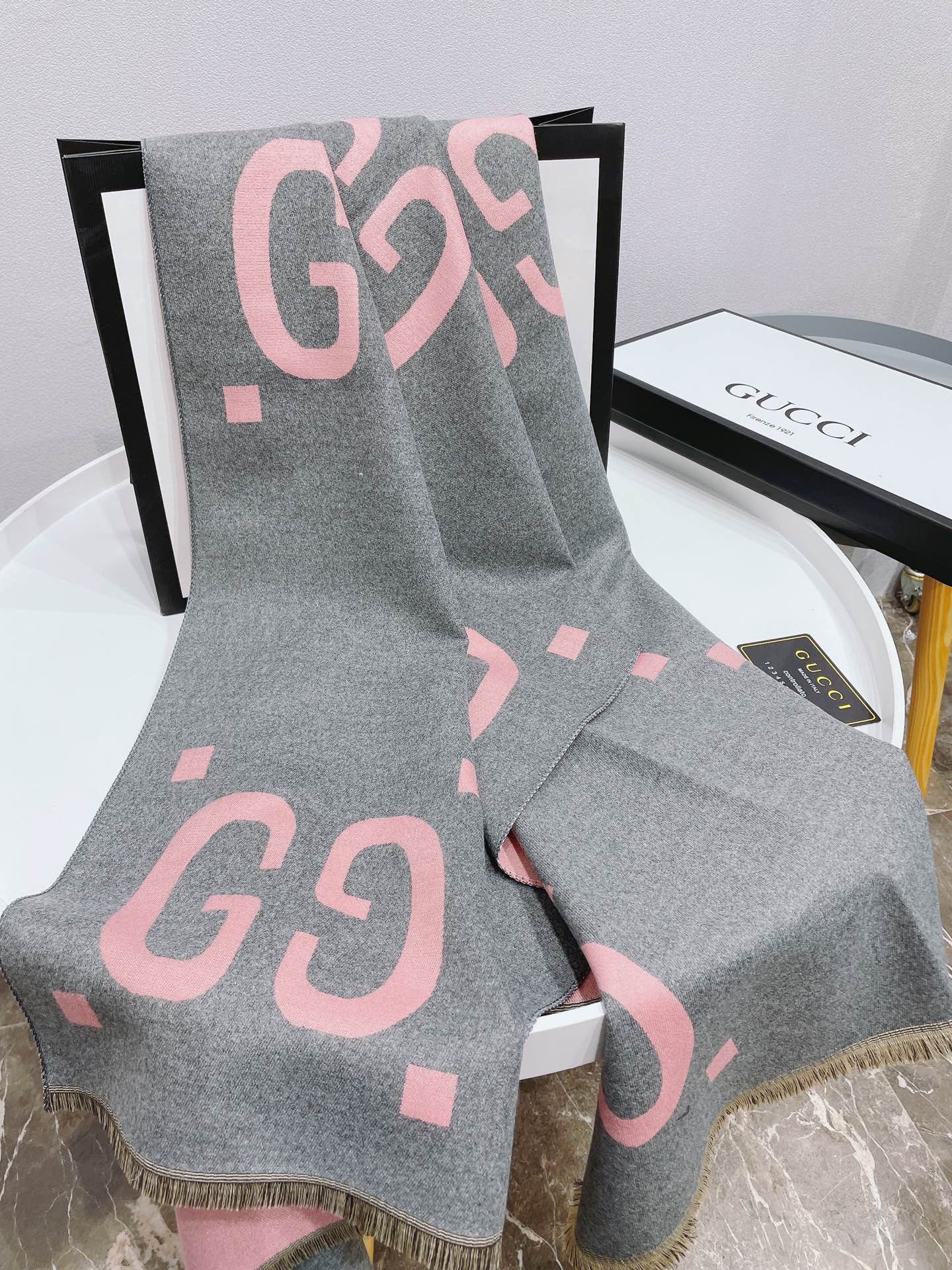 G u c c i scarf