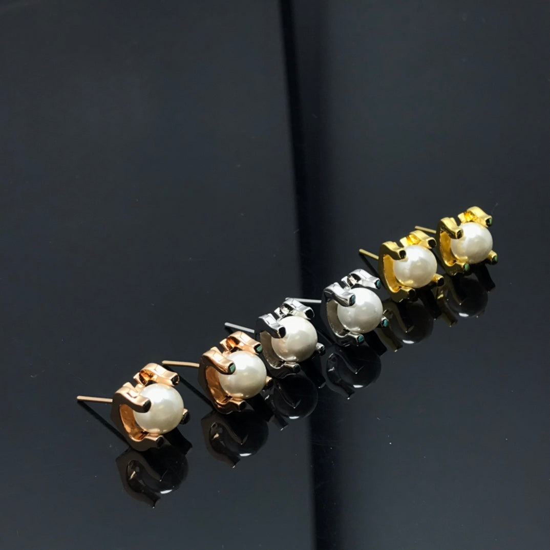 18K C De Earrings
