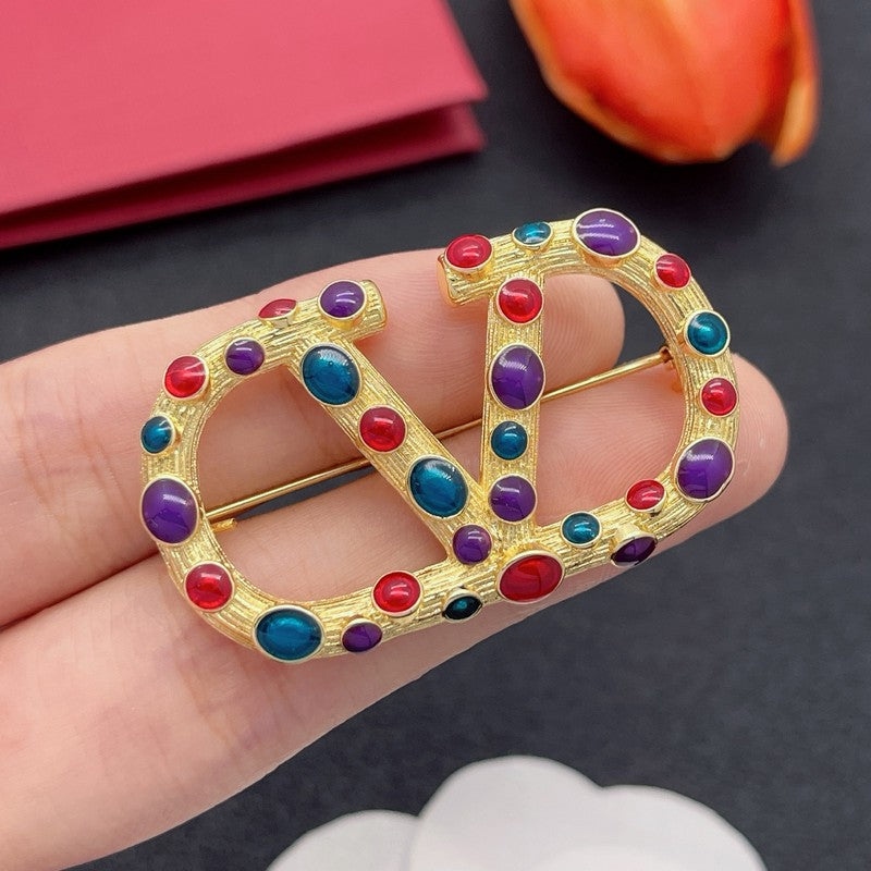 18K Vlogo Color Crystal Brooch