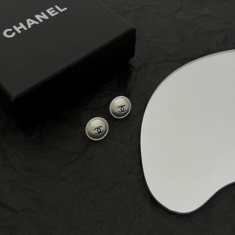 18K CC White Gold Round Earrings
