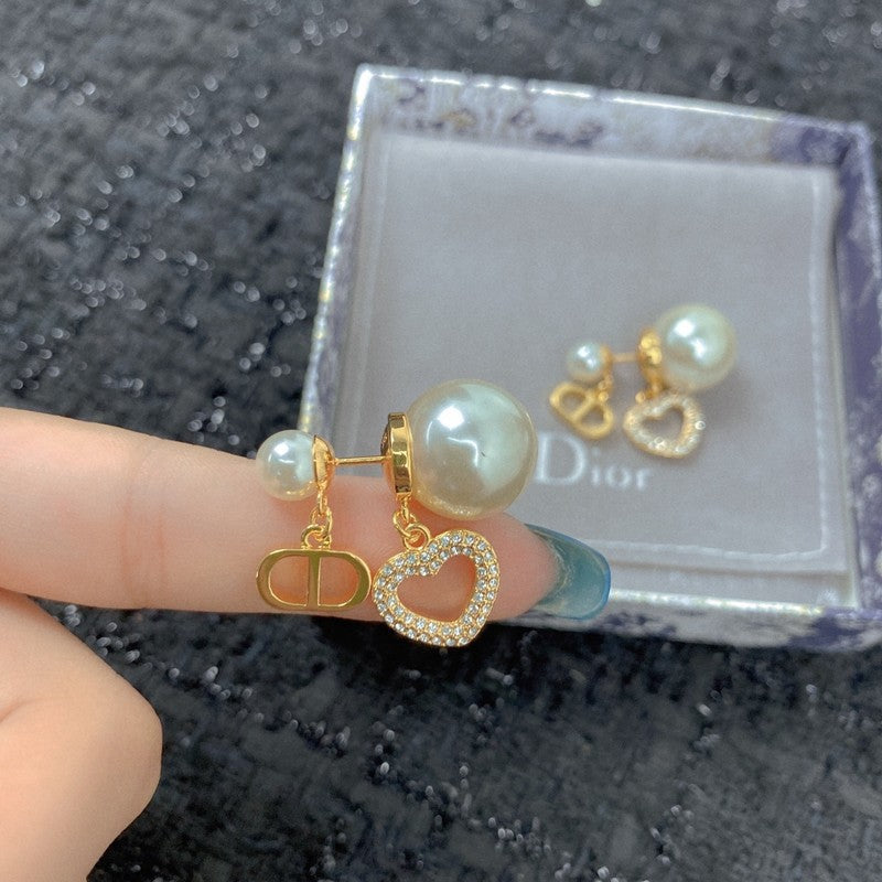 18K CD 30 Montaigne Heart Earrings