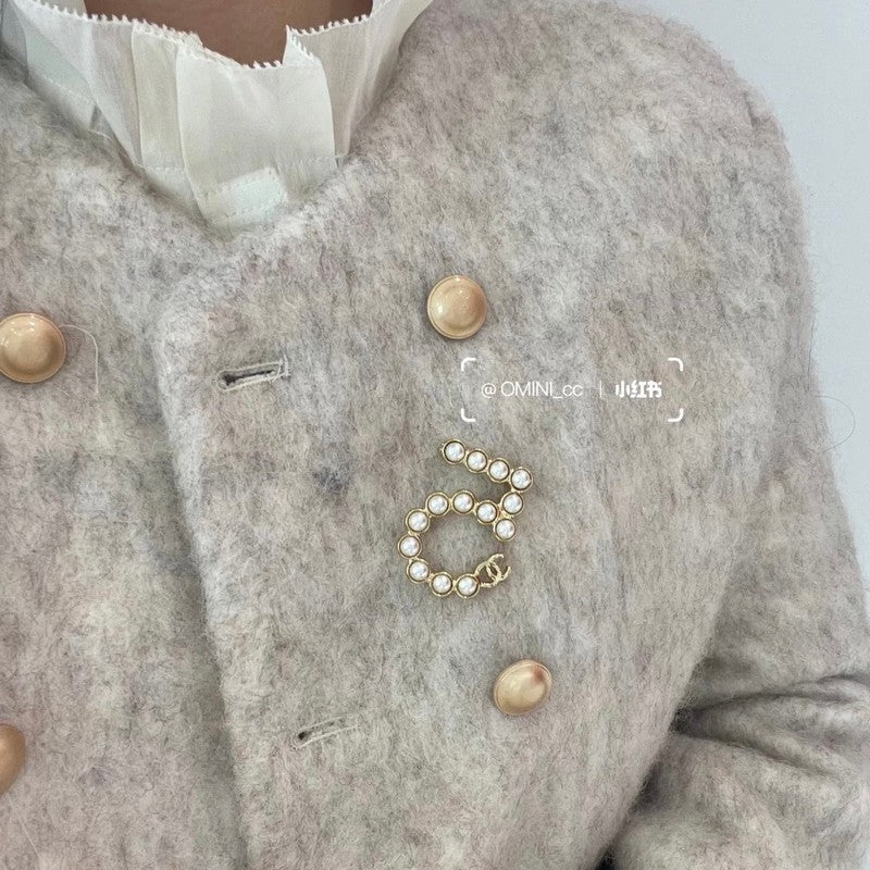 18K CC No.5 Pearl Gold Brooch