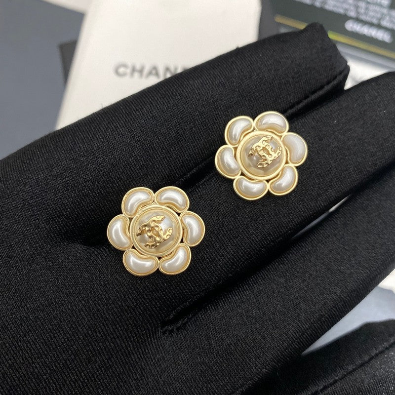 18K CC Flower Pearl Earrings